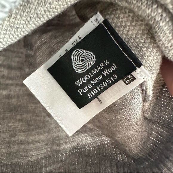 Uniqlo • 100% Wool Floral Patterned Sweater‎ - Picture 3 of 7